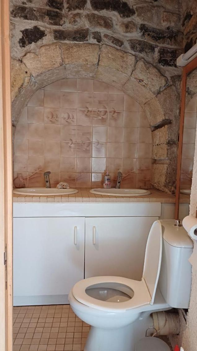 Appartement Chaleureux Dans Une Maison En Pierre Mireval Екстериор снимка
